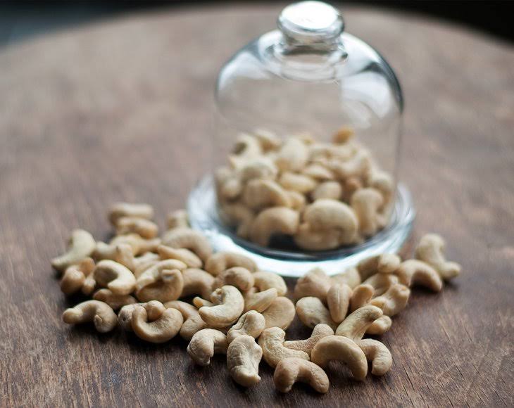 Whole Raw Cashews Z6833