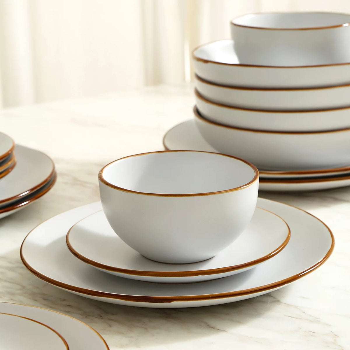 White 16-Piece Stoneware Dinnerware Set Q820054